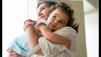 العناق الصادق: بناء الروابط العاطفية في نمو الطفل