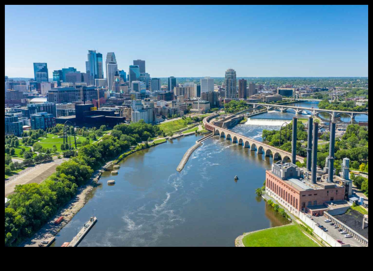 المياه المتدفقة: استكشاف مناظر النهر والبحيرة