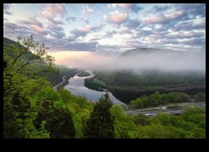 المياه المتدفقة: استكشاف مناظر النهر والبحيرة