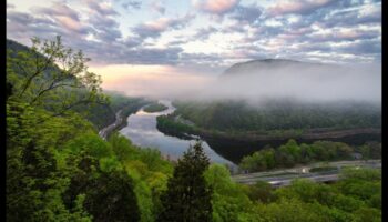 المياه المتدفقة: استكشاف مناظر النهر والبحيرة