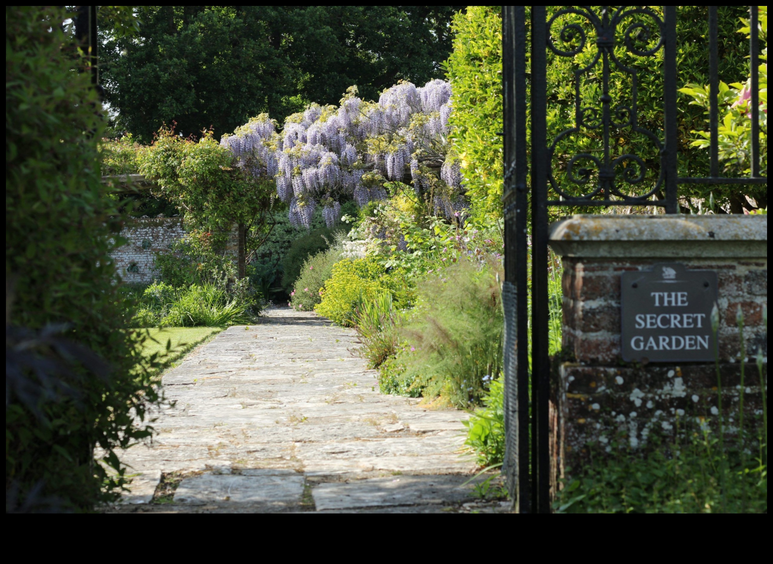 الحدائق السرية: جواهر مخفية بين المساحات الخضراء