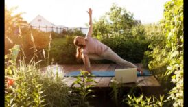 كيف تلهم المناظر الطبيعية وتؤثر على تصميم مساحات اليوغا الخارجية؟