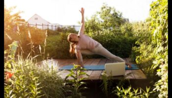 كيف تلهم المناظر الطبيعية وتؤثر على تصميم مساحات اليوغا الخارجية؟