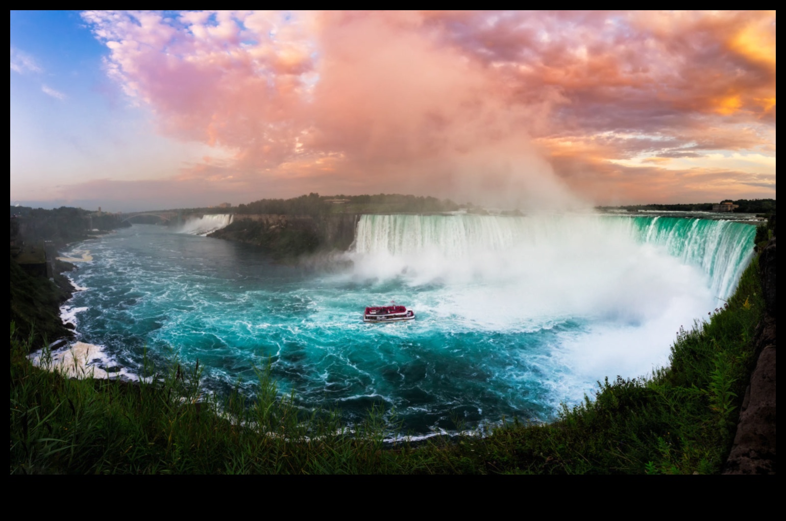 ما هو الدور الذي تلعبه الشلالات في تشكيل جماليات المناظر الطبيعية؟